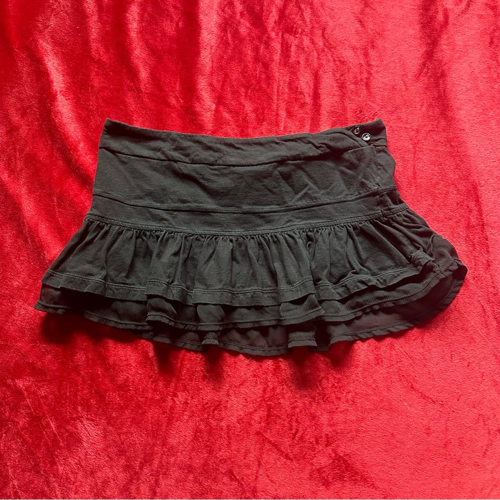 Y2K 2000s Black Ruffled Layered Mini Skirt with Mesh Trim and Button Details